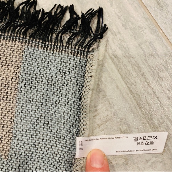 URBAN OUTFITTERS Palatine Acrylic Fringed Rectangle Wrap Blanket Scarf - Picture 4 of 16